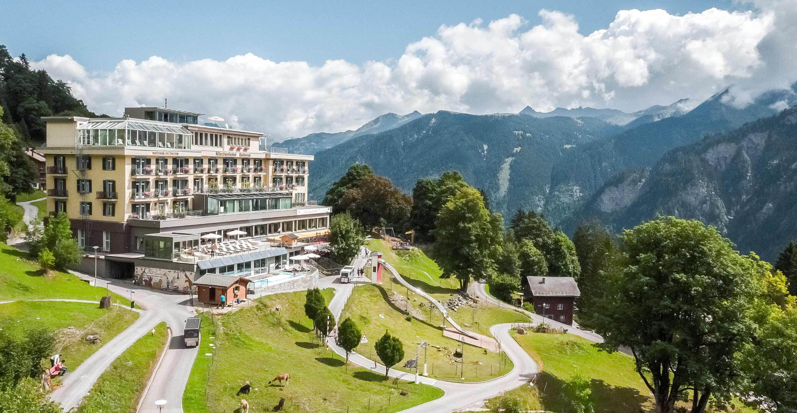 Aussen sommer nacht maerchenhotel braunwald 01